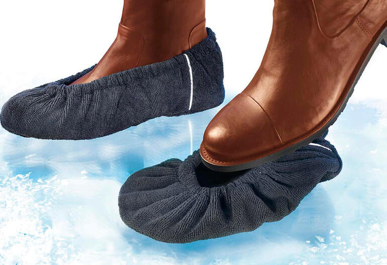 Antislip overschoenen van elastisch materiaal op een gladde ondergrond.